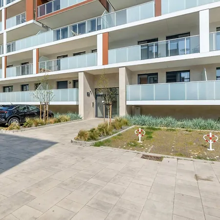 Apartment Elegant With Parking In By Renters Prestige *