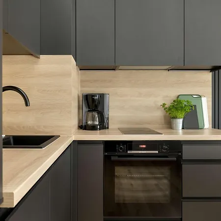Elegant With Parking In By Renters Prestige דירה *